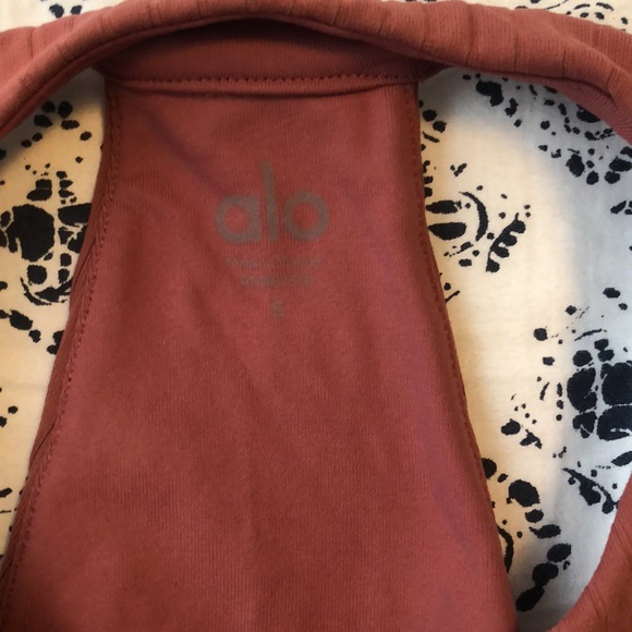 Pink rubbed Alo Yoga top with removable padding - Picture 3 of 3